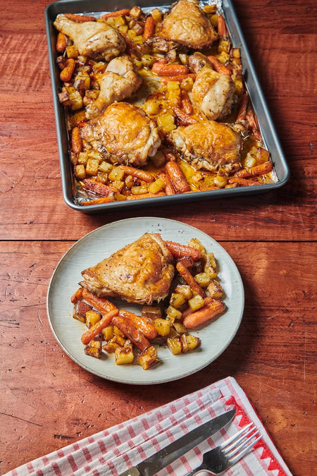 Club House Hot + Cheesy Seasoning, 145g/5.1 oz., Shaker, hot + cheesy seasoning on chicken.