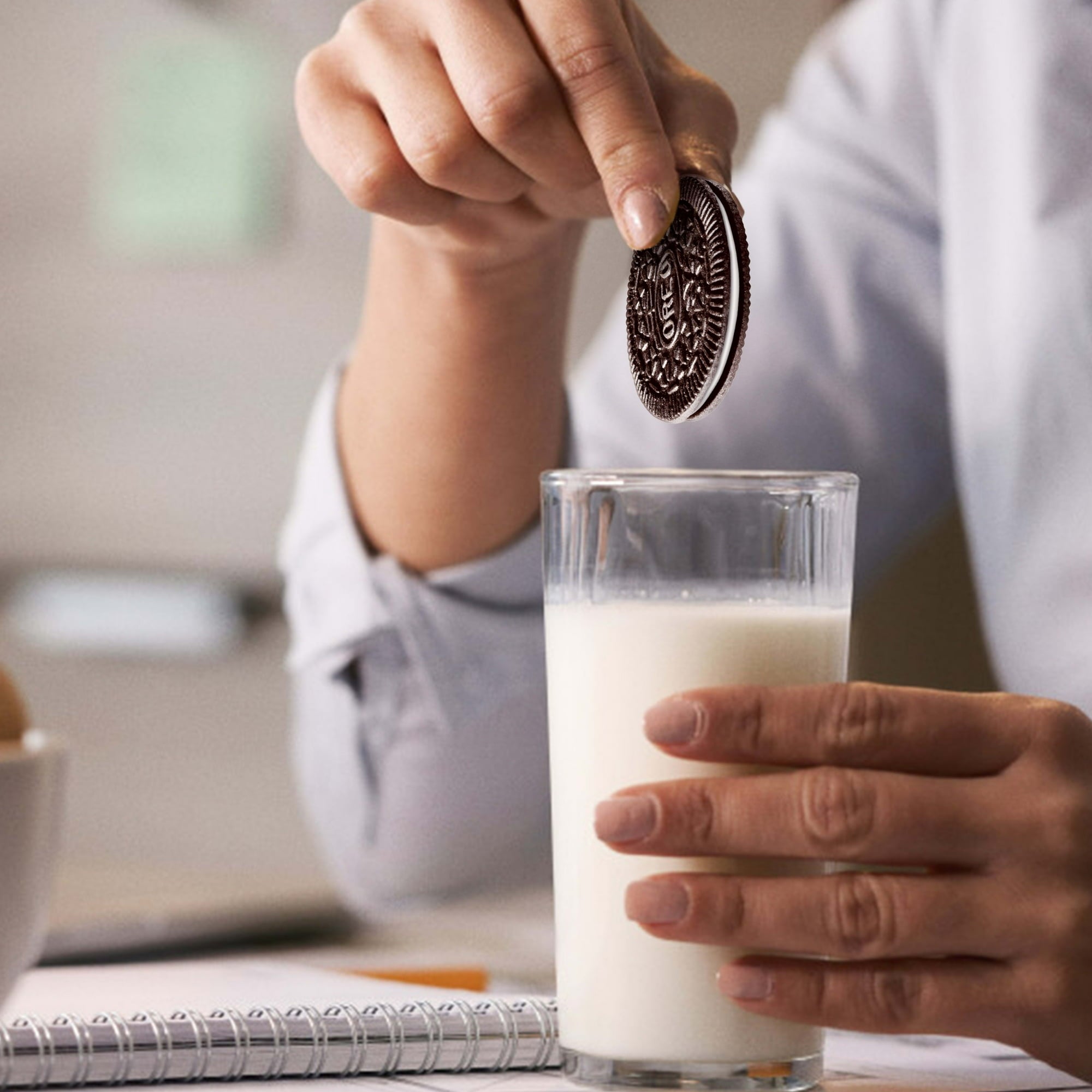 Oreo Thins Chocolate Sandwich Cookies and a glass of milk.