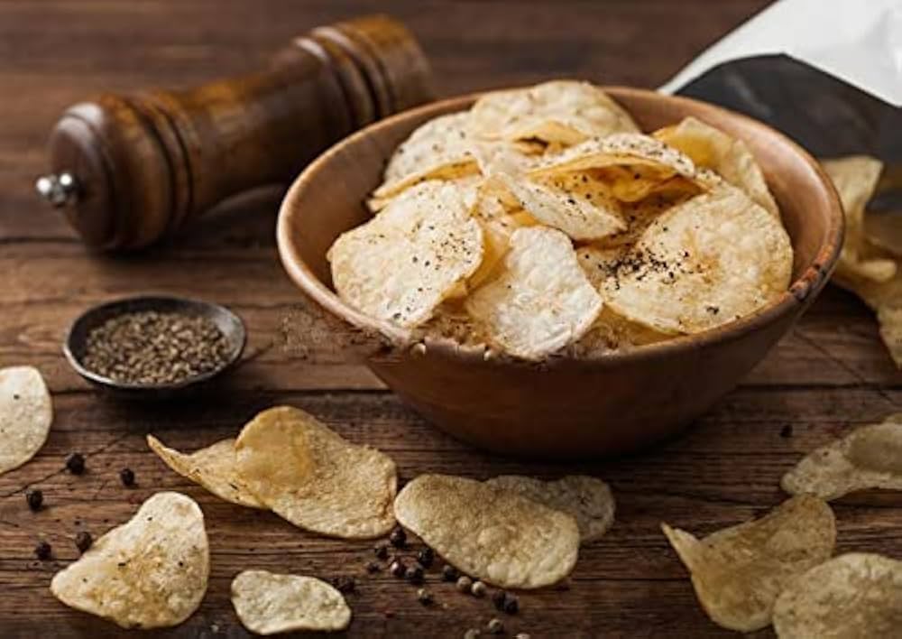Compliments Kettle-Cooked Black Pepper & Lime Potato Chips in a bowl.