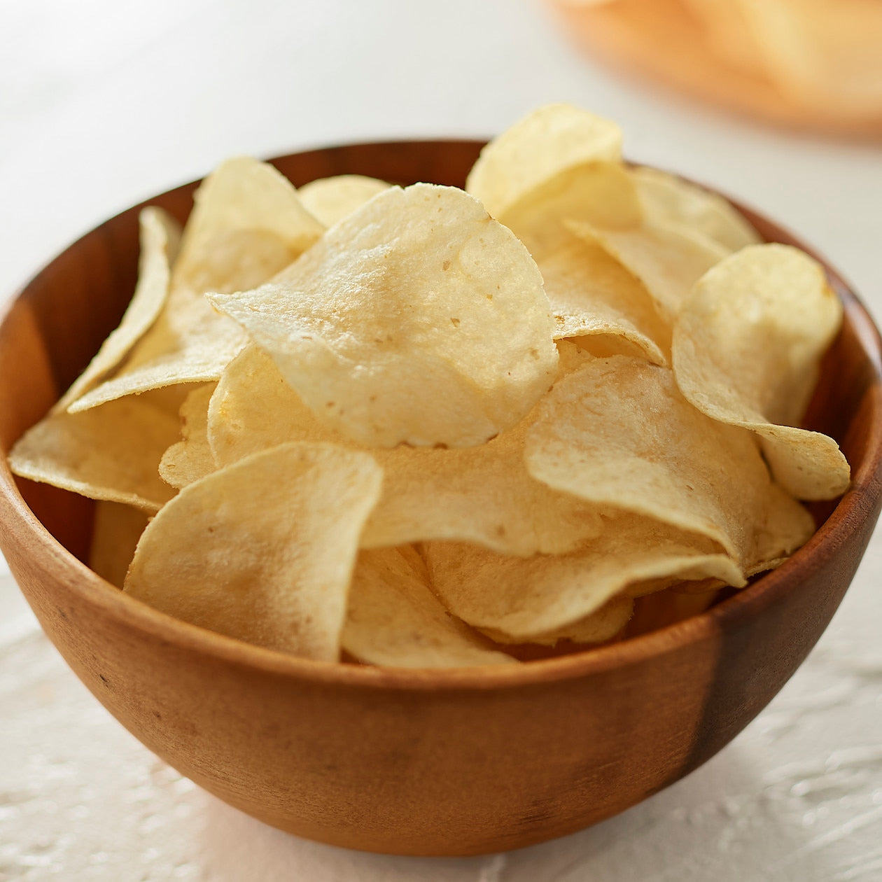 Frito-Lay Chips Variety Pack, Lay's Mix, Classic, BBQ, Ketchup, Salt & Vinegar Flavors (16ct x 28g), 448g, lay's salt & vinegar chips in a bowl.