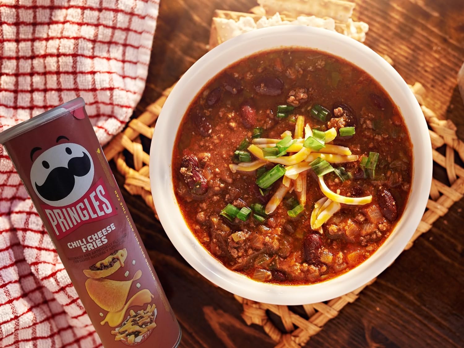 Pringles Chili Cheese Fries Flavored Potato Chips, 156g/5.5 oz