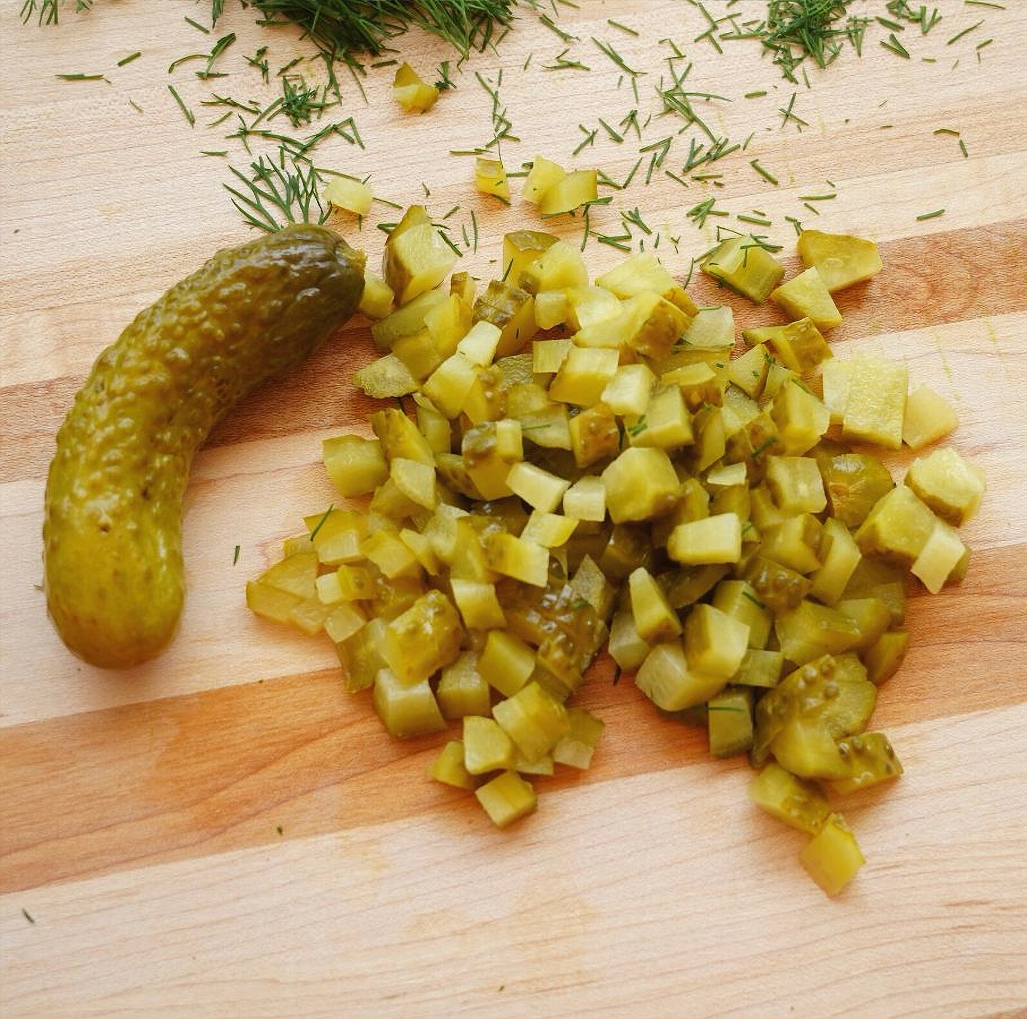 Bick's Premium Baby Dills Pickles Kosher Style 1L – product glamour shot showing whole baby dill pickles in jar