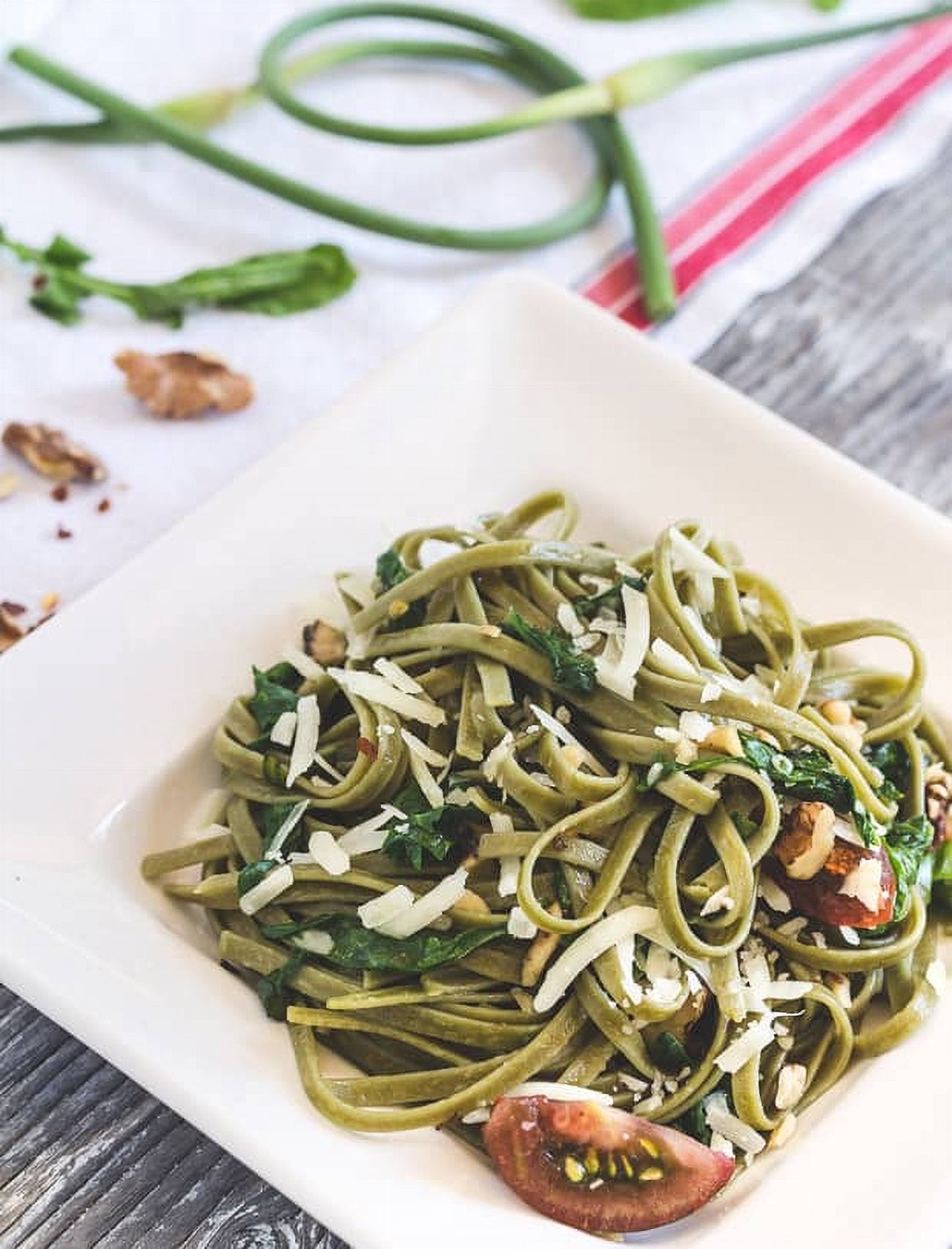 Catelli Spinach & Roasted Garlic Fettuccine Pasta, 375g/13.2 oz - Prepared