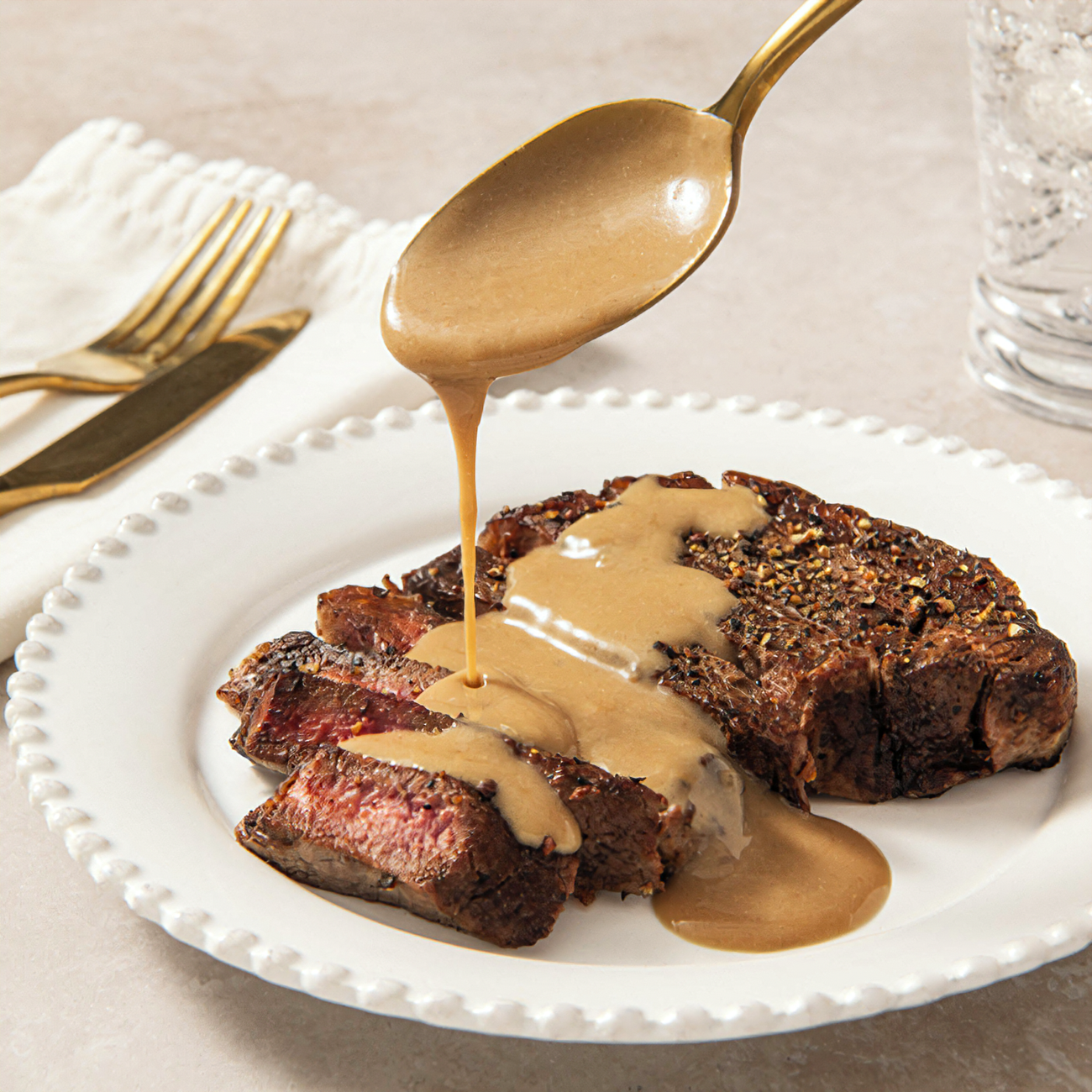 Club House Caramelized Onion & Bacon Gravy Mix, 24g/0.8 oz. Pouch - Gravy On Steak