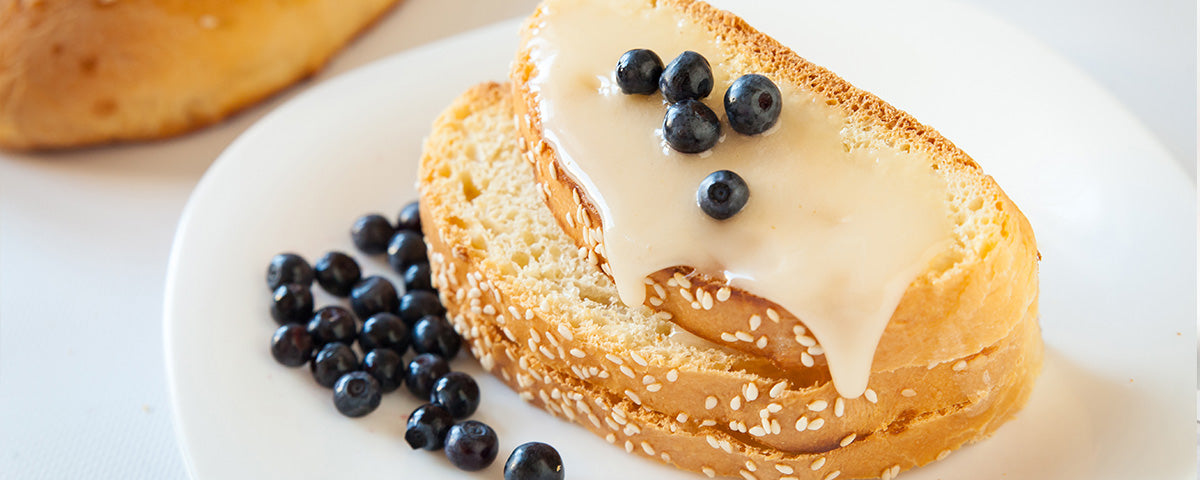 Great Value Pure Creamed Honey, 1kg/35.3 oz., Tub, honey on bread.