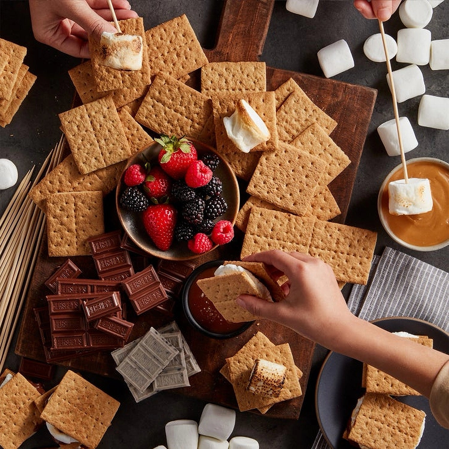 Great Value Honey Graham Wafers 408 g – lifestyle shot, family snack