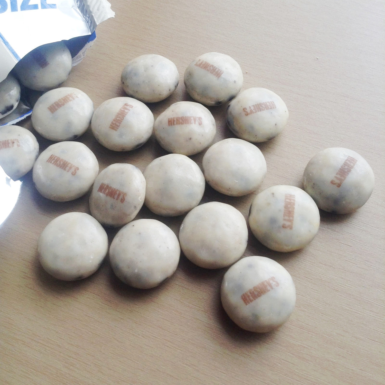 Hershey's Cookies 'N' Creme Drops Candy, 104g/3.7 oz., {Imported from Canada}