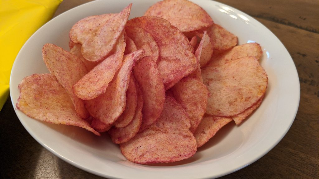 Frito-Lay Chips Variety Pack, Lay's Mix, Classic, BBQ, Ketchup, Salt & Vinegar Flavors (16ct x 28g), 448g, Lay's ketchup chips in a bowl.