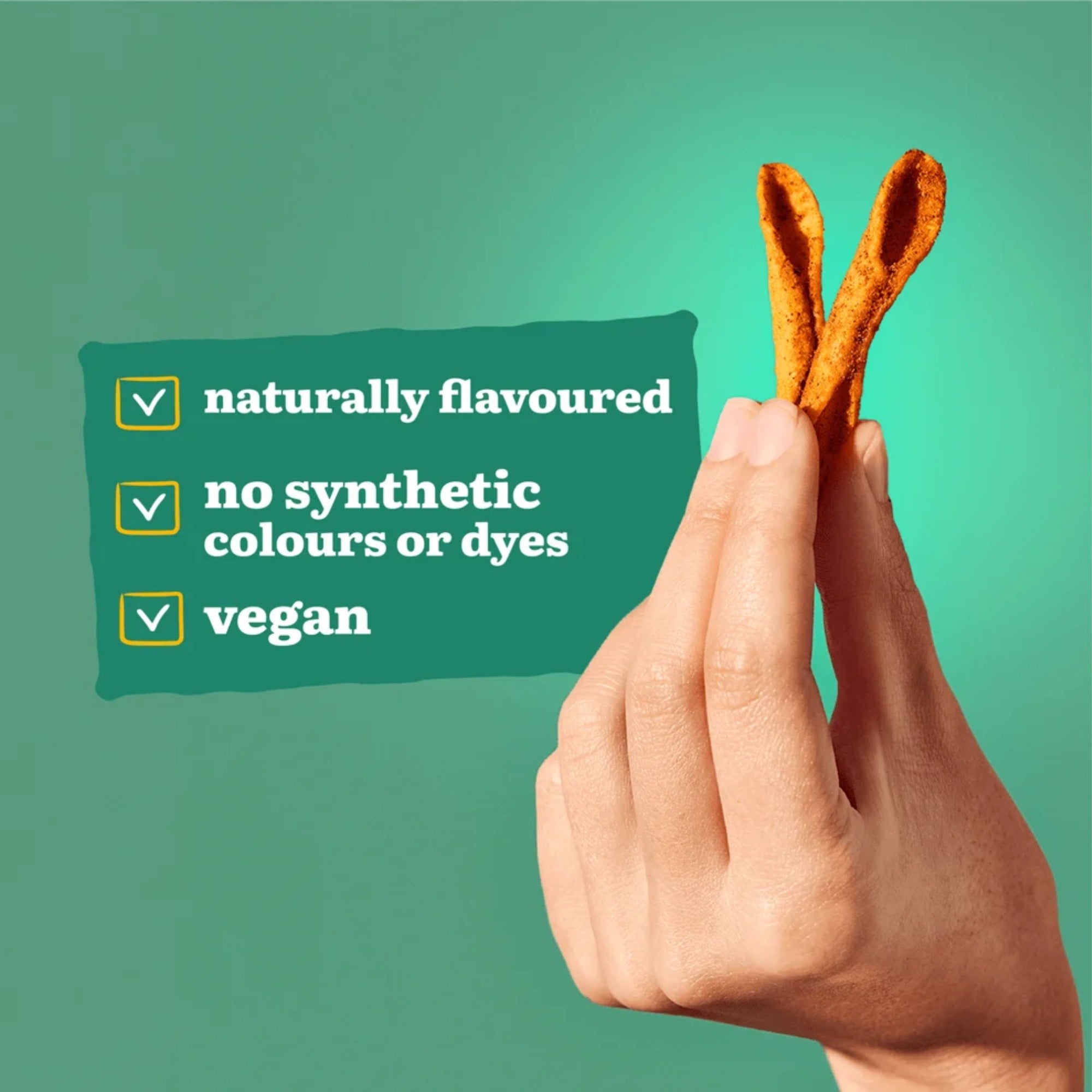 Hand holding Que Pasa rolled tortilla chips beside naturally flavored, vegan, and no synthetic colors or dyes callouts.