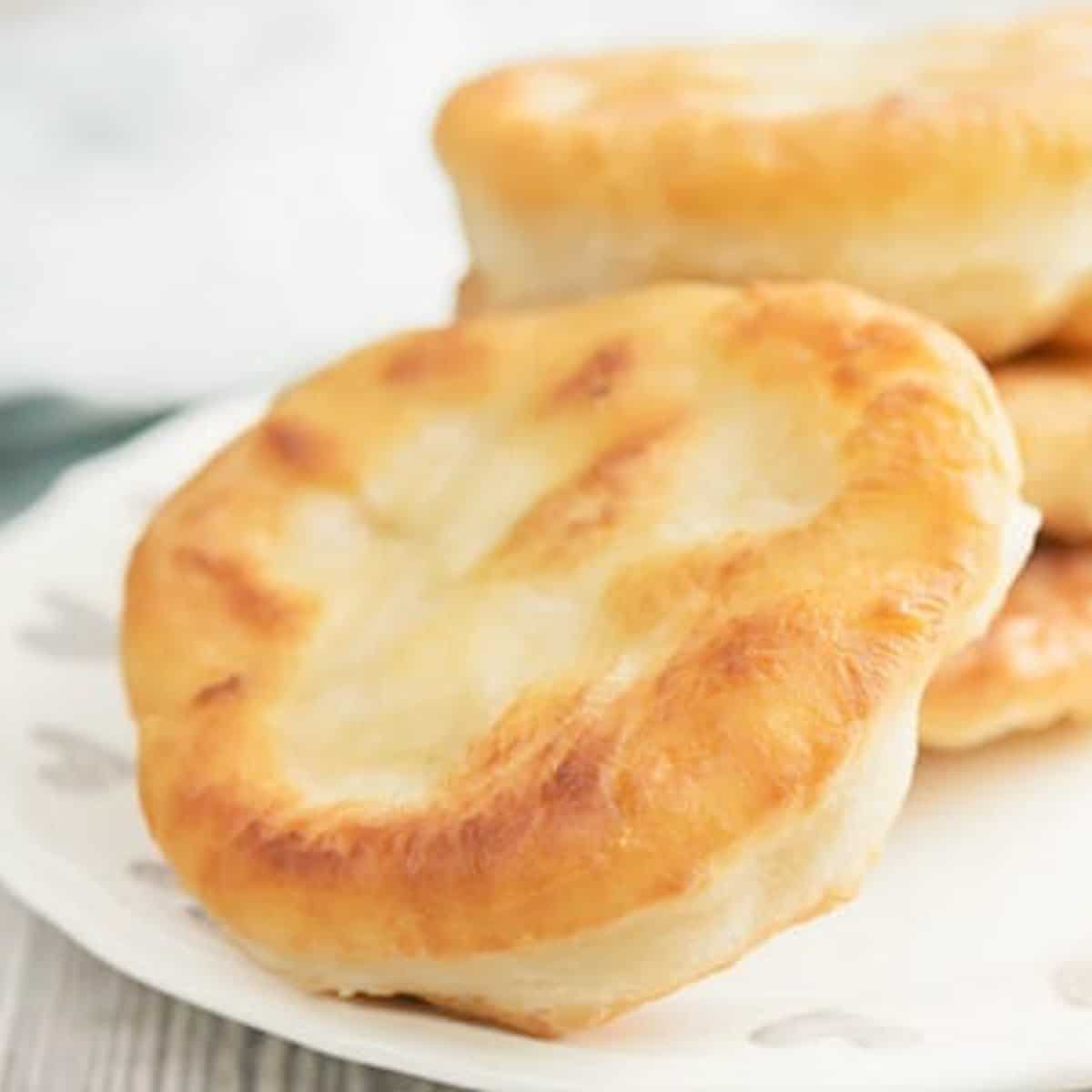 Bannock Express Pahkwesikan Bannock Mix , 1kg/35.2 oz - Bannock bread on a plate