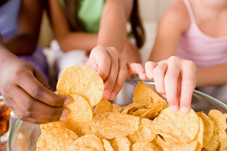 Frito-Lay Chips Variety Pack, Bold Mix, Cheddar Jalapeno, Sweet Chili Heat, and Flamin' Hot BBQ Chips, and Cheddar Jalapeno Cheetos (16ct x 28g),448g, picture of chips in a bowl.