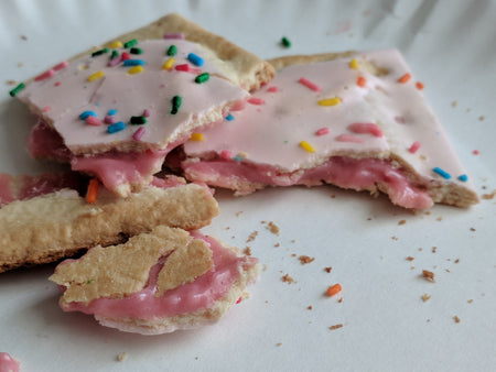 Kellogg's Pop-Tarts, Frosted Strawberry Milkshake Flavored, 8 pastries, 384g, picture of pop tarts.