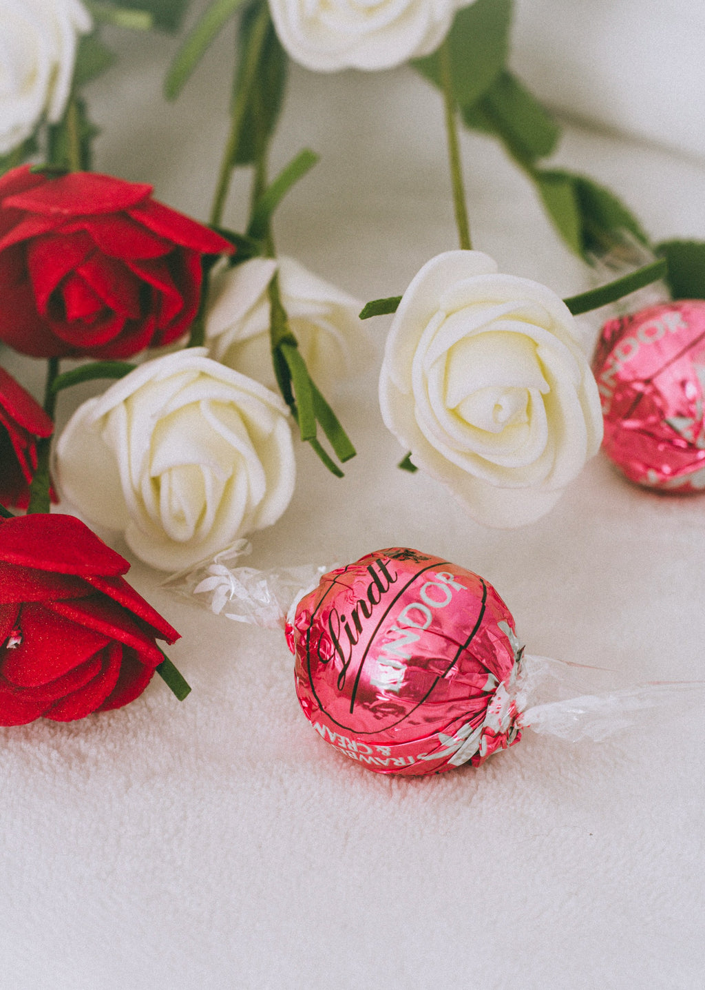 Lindt Lindor Strawberry & Cream White Chocolate Truffles Gift