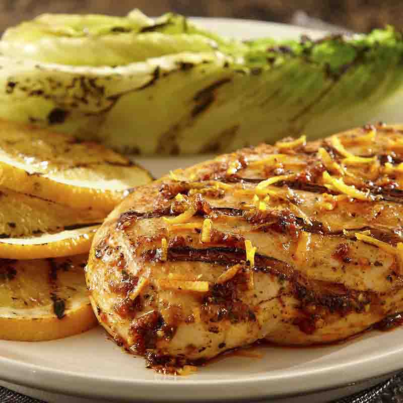 Club House Brown Sugar Bourbon Seasoning 362g, picture of chicken with brown sugar bourbon seasoning.